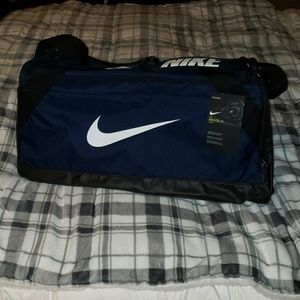 NWT Nike Med/Lg duffel bag.